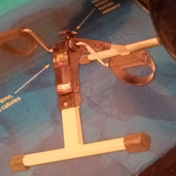 Pedal excerciser with digital display by Carex - Picture 4 of 9